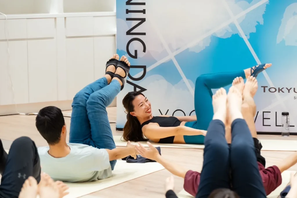 Komomoによるヨガ指導