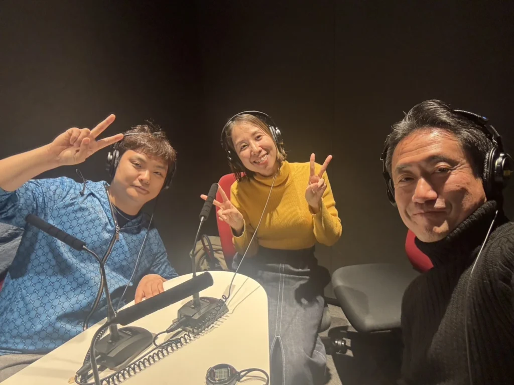 日原裕太がFMやまと「Royal Night」ラジオ番組に出演中、スタジオでパーソナリティとの対話を楽しむシーン。