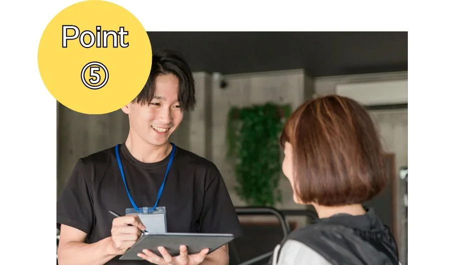 トレーナーがヒアリングシートに記入しながら、利用者とカウンセリングしている様子(Point⑤)