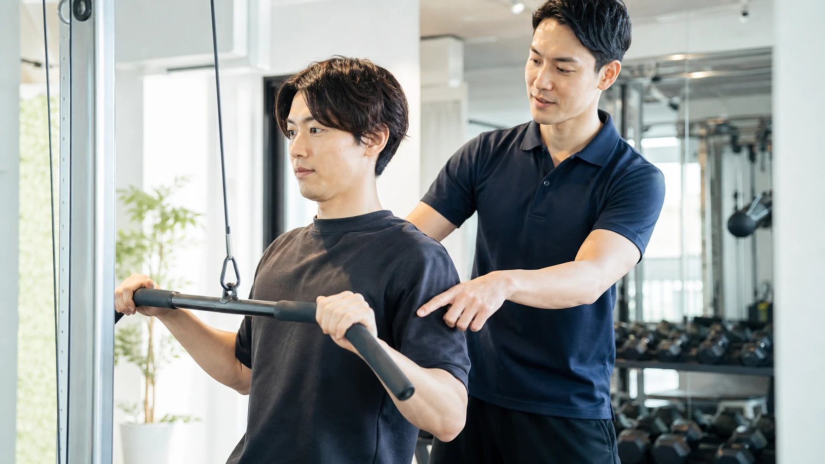 男性初心者がパーソナルジムでフォームを確認してもらうイメージ